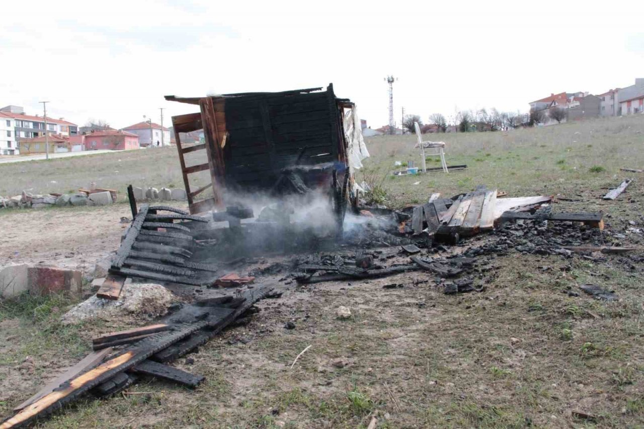 Yangın çıkan güvercin kulübesi küle döndü