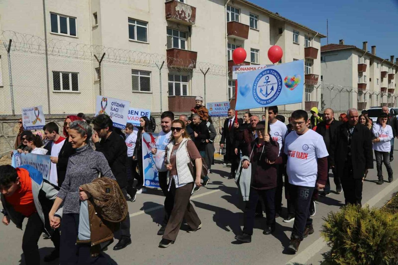 Otizme dikkat çektiler