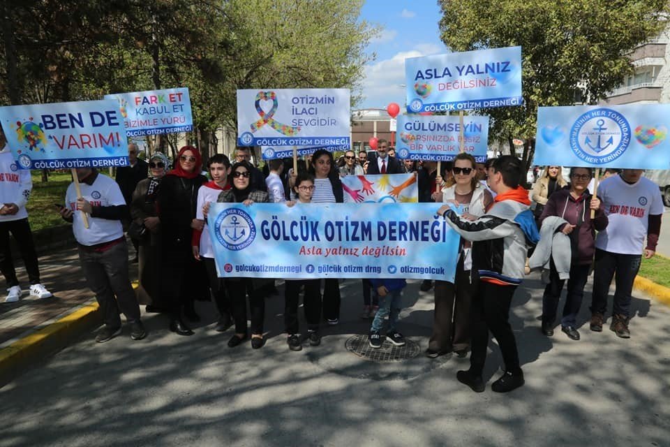 Otizme dikkat çektiler