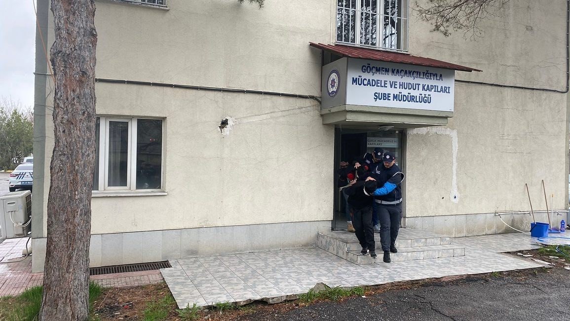 Erzincan’da 11 kaçak göçmen yakalandı, 2 sürücü tutuklandı