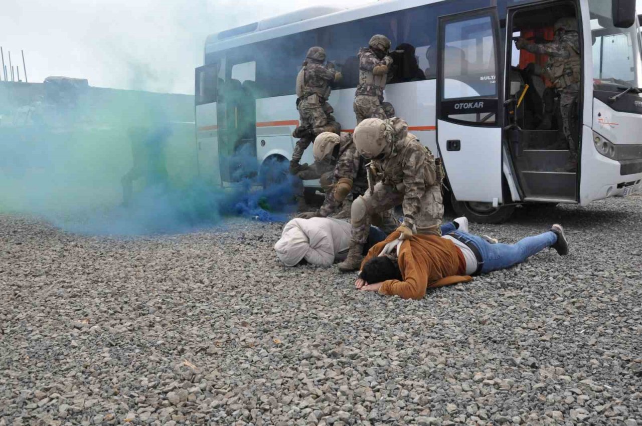 Kars’ta PÖH’lerden nefes kesen tatbikat