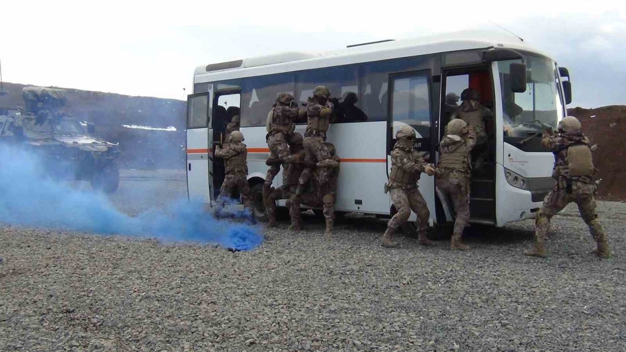 Kars’ta PÖH’lerden nefes kesen tatbikat