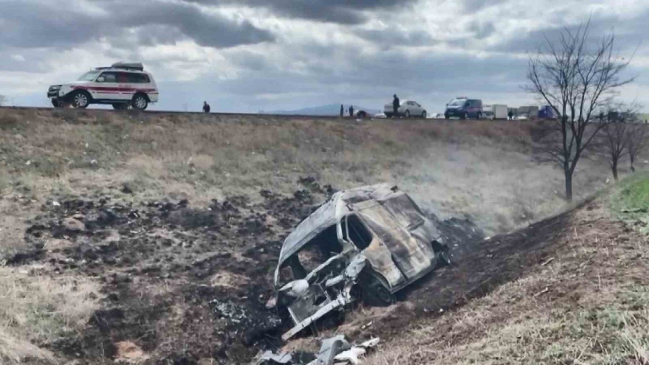 Kaza yapan ambulans küle döndü: 5 yaralı