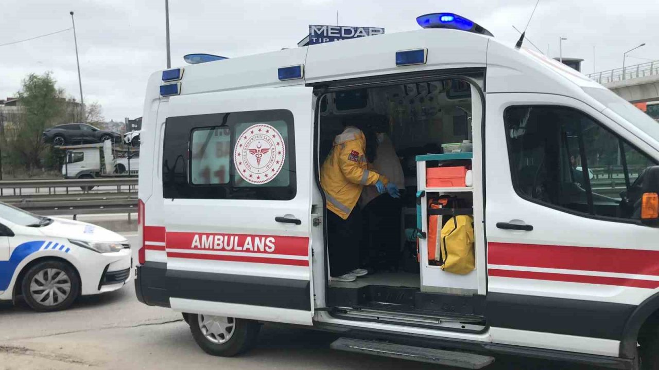 Kontrolden çıkan kamyonet bariyerlere çarparak durabildi