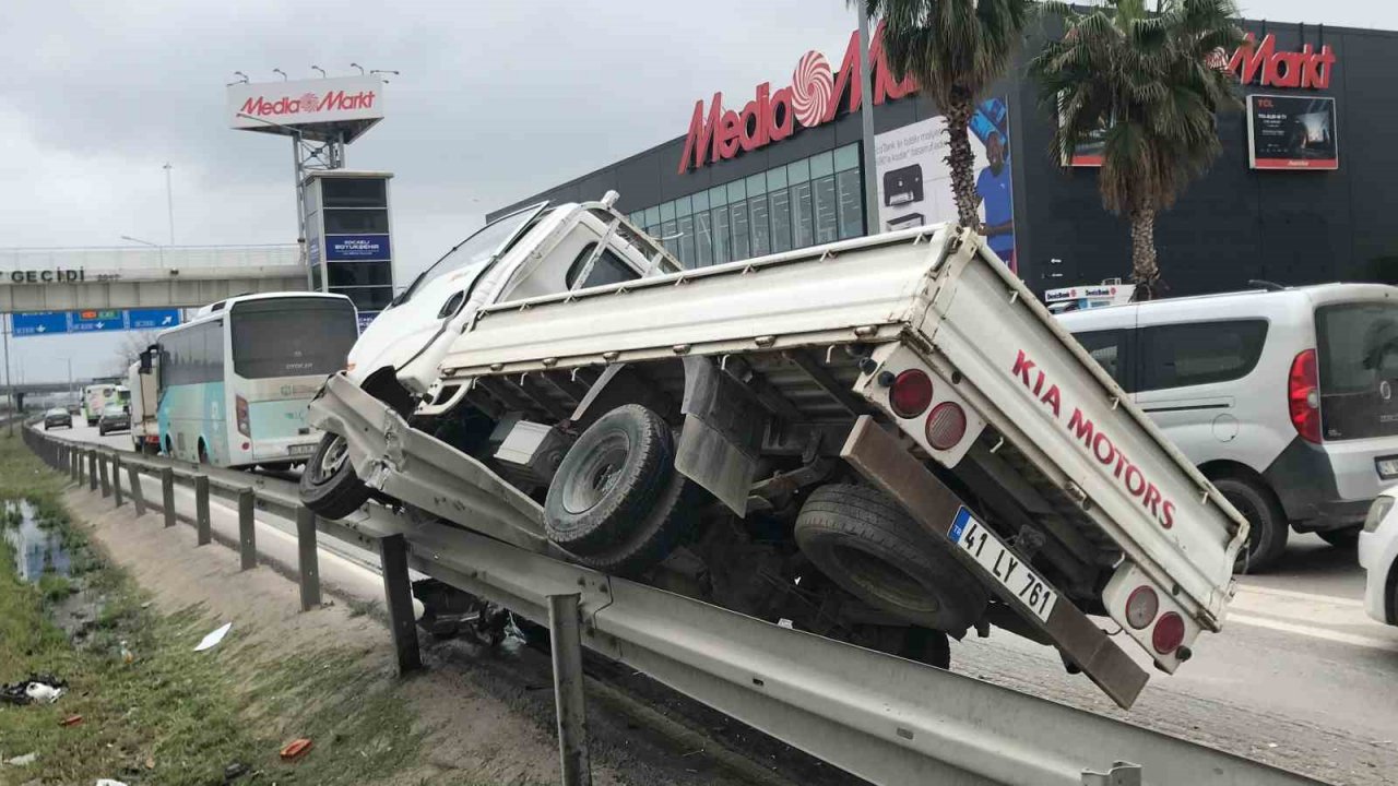 Kontrolden çıkan kamyonet bariyerlere çarparak durabildi