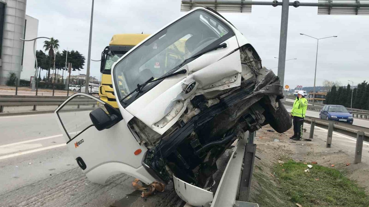 Kontrolden çıkan kamyonet bariyerlere çarparak durabildi