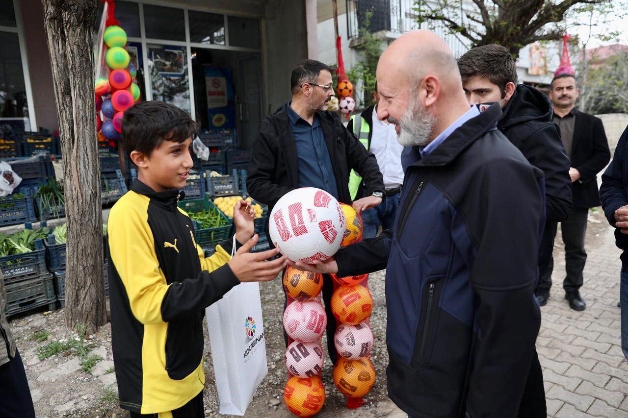 Kocasinan, Türkoğlu’nda her gün bin kişiye iftar yemeği ile 16 bin sıcak ekmek dağıtıyor