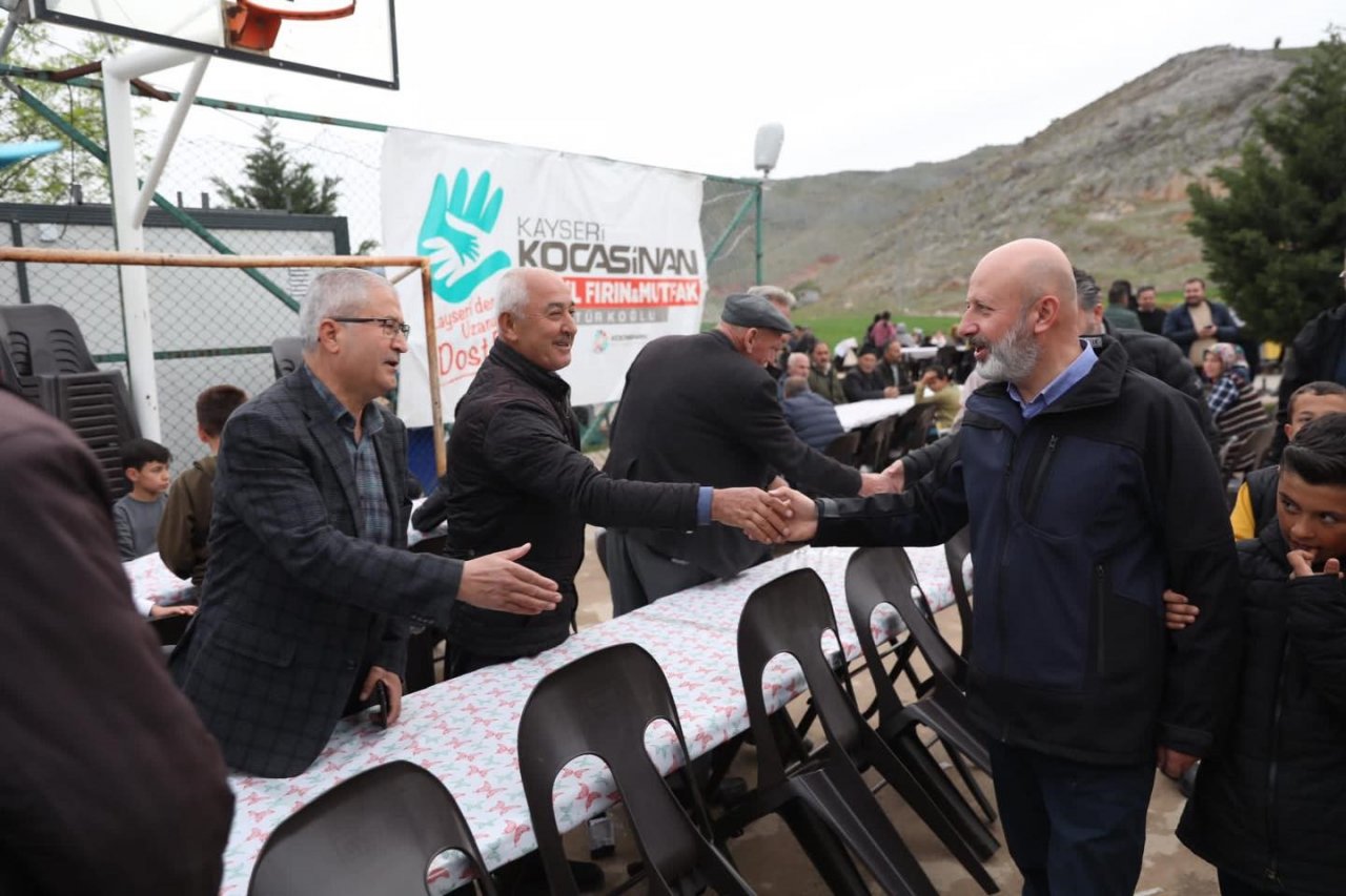 Kocasinan, Türkoğlu’nda her gün bin kişiye iftar yemeği ile 16 bin sıcak ekmek dağıtıyor