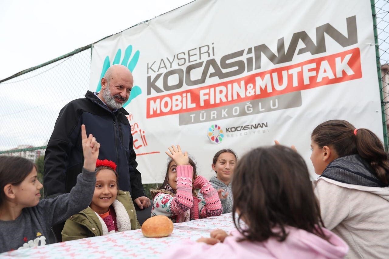 Kocasinan, Türkoğlu’nda her gün bin kişiye iftar yemeği ile 16 bin sıcak ekmek dağıtıyor
