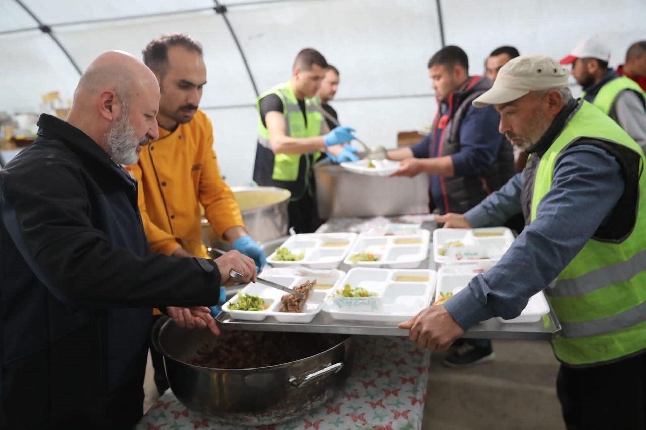 Kocasinan, Türkoğlu’nda her gün bin kişiye iftar yemeği ile 16 bin sıcak ekmek dağıtıyor