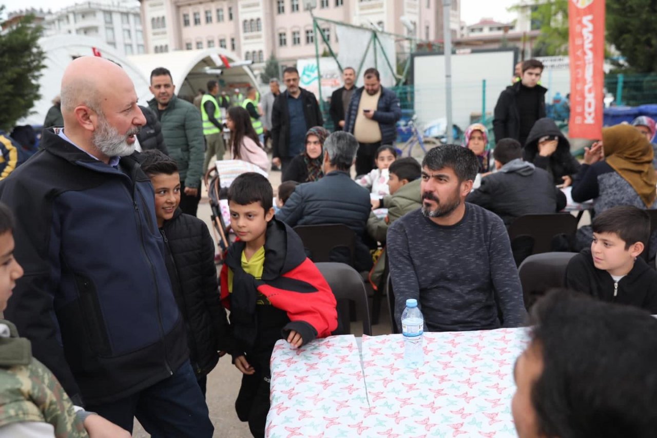 Kocasinan, Türkoğlu’nda her gün bin kişiye iftar yemeği ile 16 bin sıcak ekmek dağıtıyor