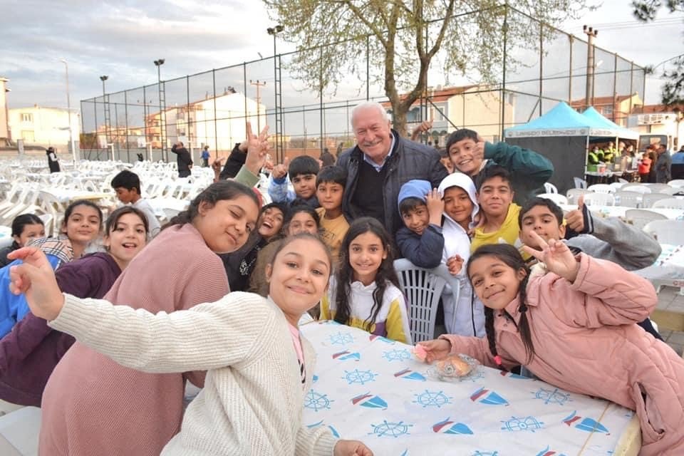 Lapseki Belediyesi’nin sokak iftarları devam ediyor