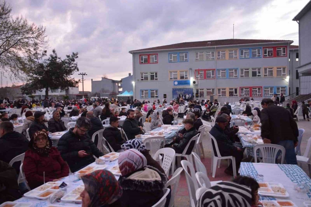 Lapseki Belediyesi’nin sokak iftarları devam ediyor