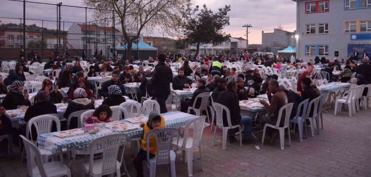 Lapseki Belediyesi’nin sokak iftarları devam ediyor