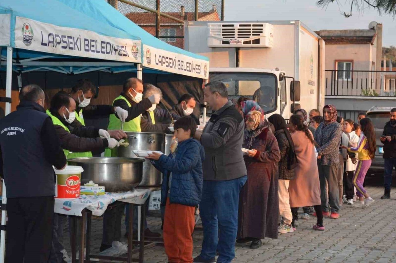 Lapseki Belediyesi’nin sokak iftarları devam ediyor