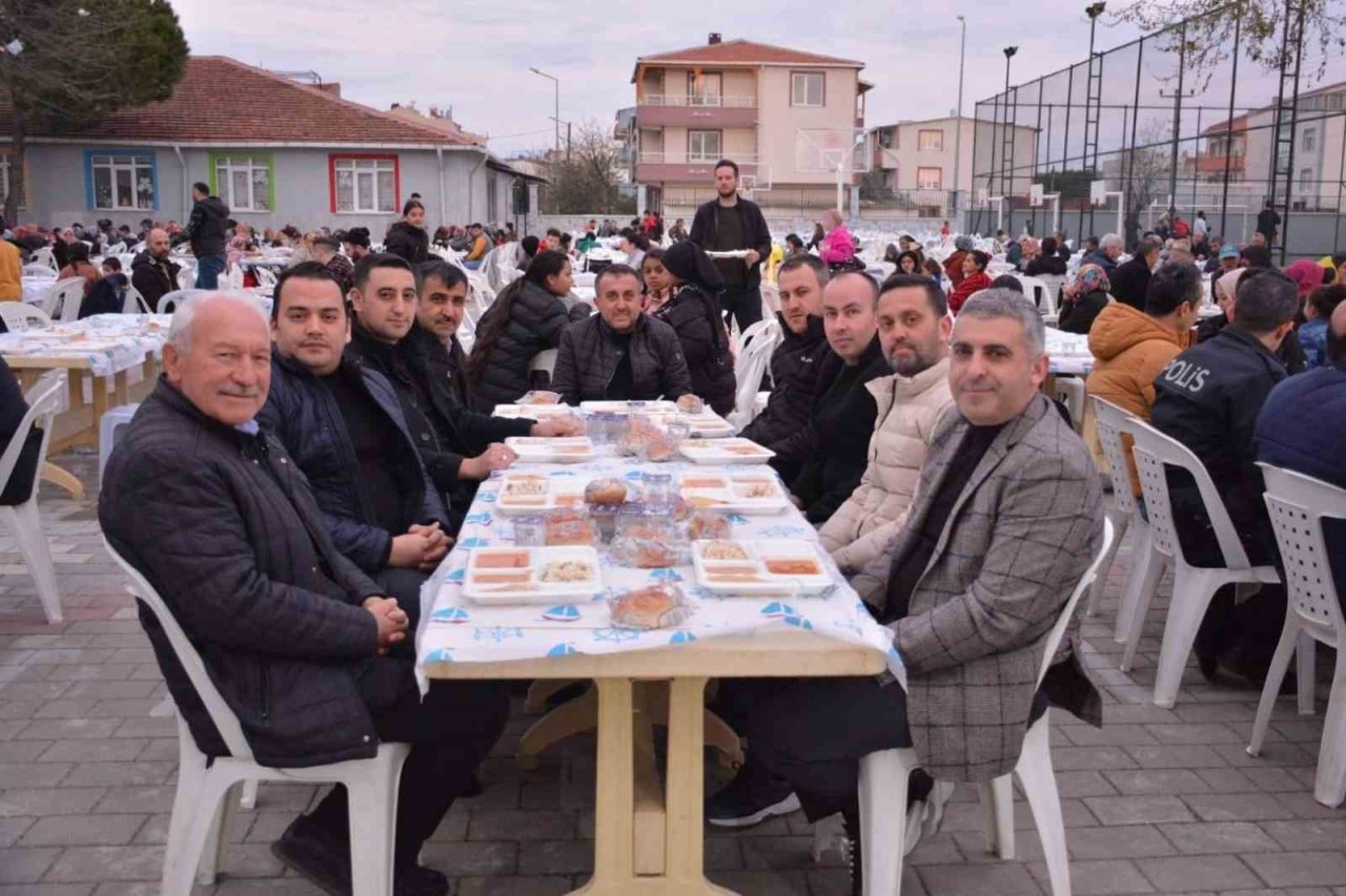 Lapseki Belediyesi’nin sokak iftarları devam ediyor
