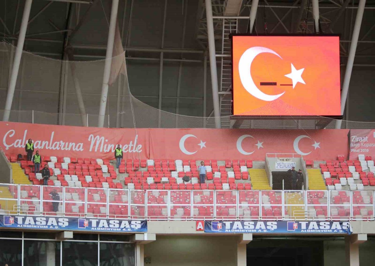 Başakşehir’i, Sivasspor deplasmanında 1 taraftar destekledi