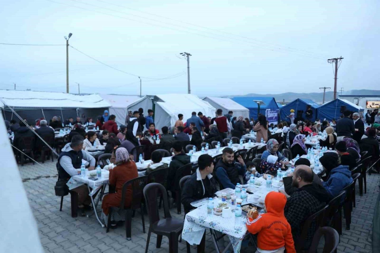 Melikgazi Belediyesi’nden Çin Mahallesi’ndeki Çadırkentte iftar beraberliği