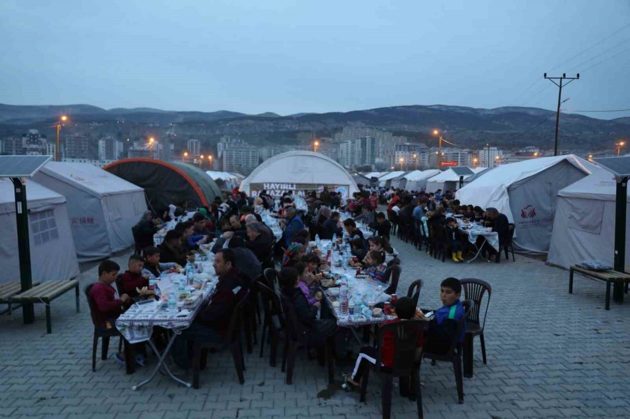 Melikgazi Belediyesi’nden Çin Mahallesi’ndeki Çadırkentte iftar beraberliği