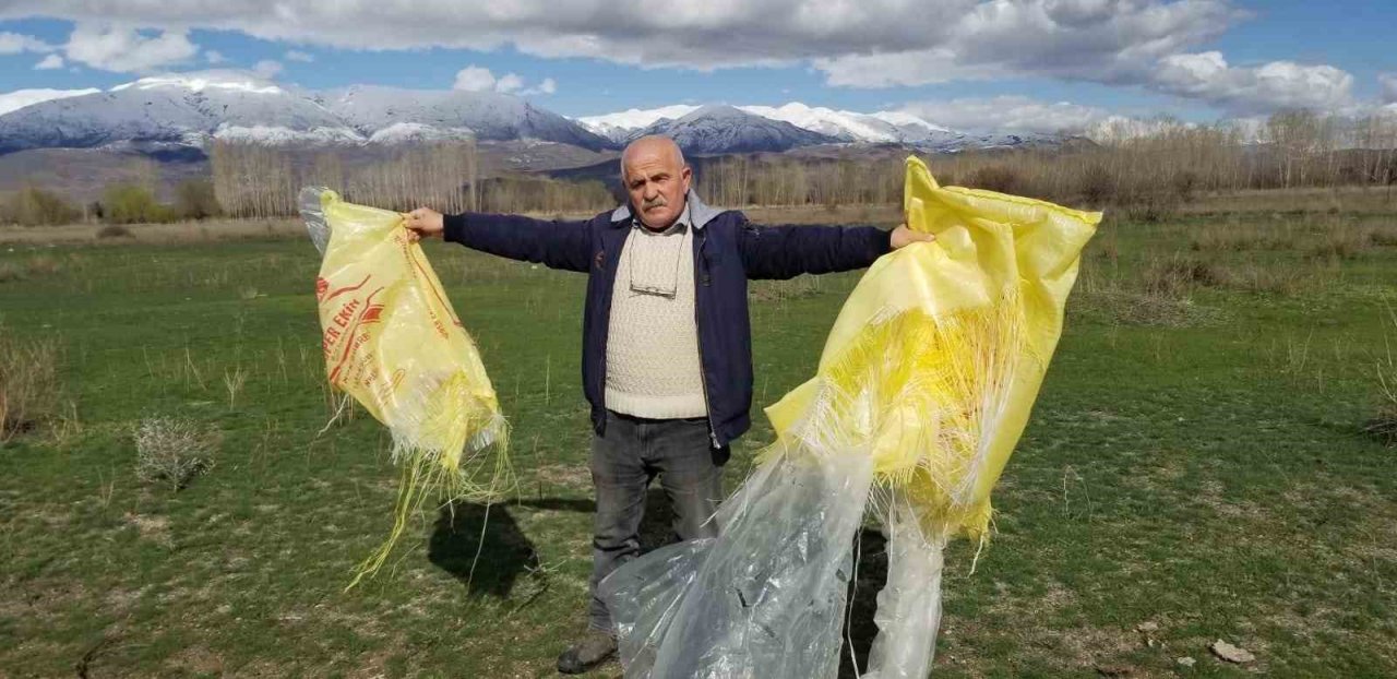 Meralara çöp olarak atılan çuvallar hayvanlar için tehlike saçıyor