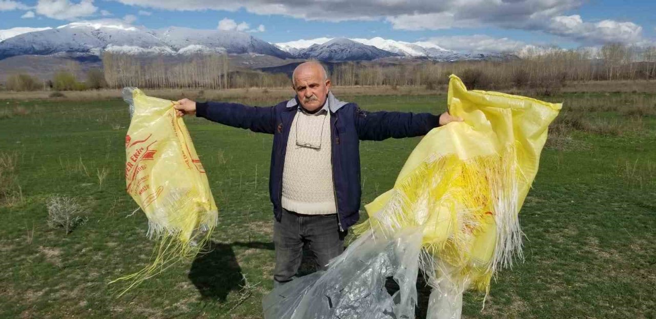 Meralara çöp olarak atılan çuvallar hayvanlar için tehlike saçıyor