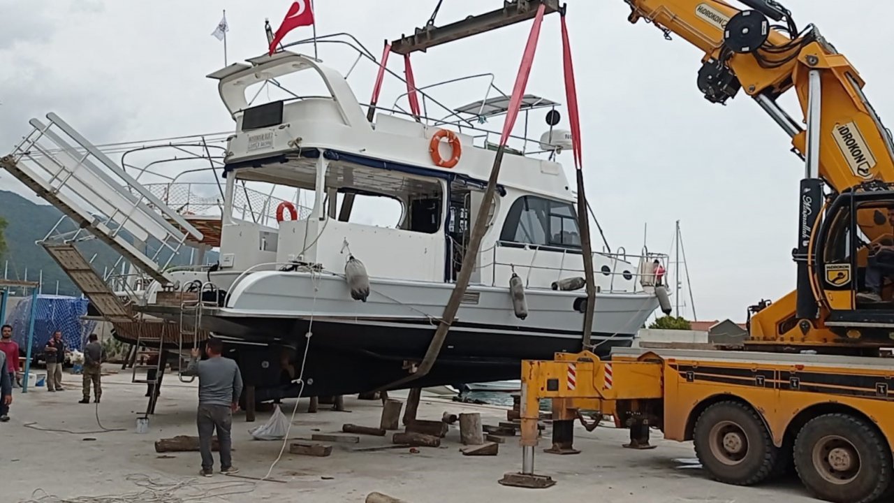 Datça’da bakım yapılan tekneler denize indirildi