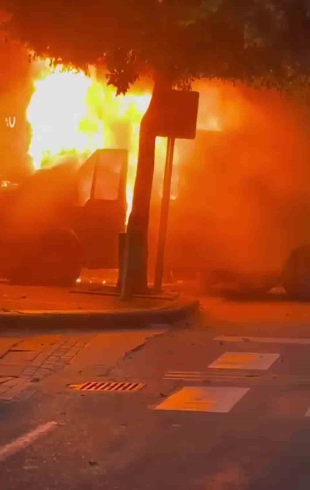 Park halindeki minibüs ve hafif ticari araç alev alev yandı