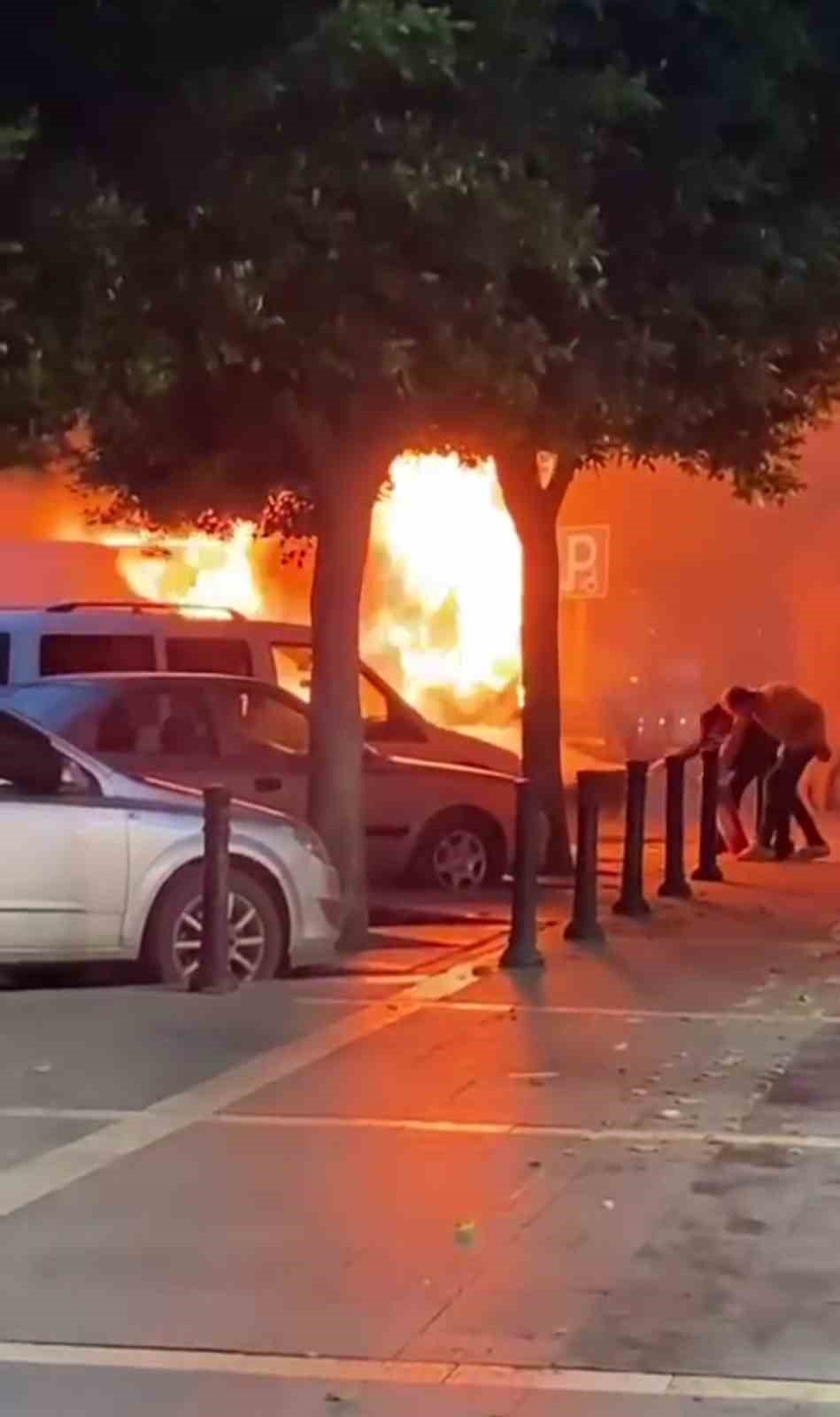 Park halindeki minibüs ve hafif ticari araç alev alev yandı