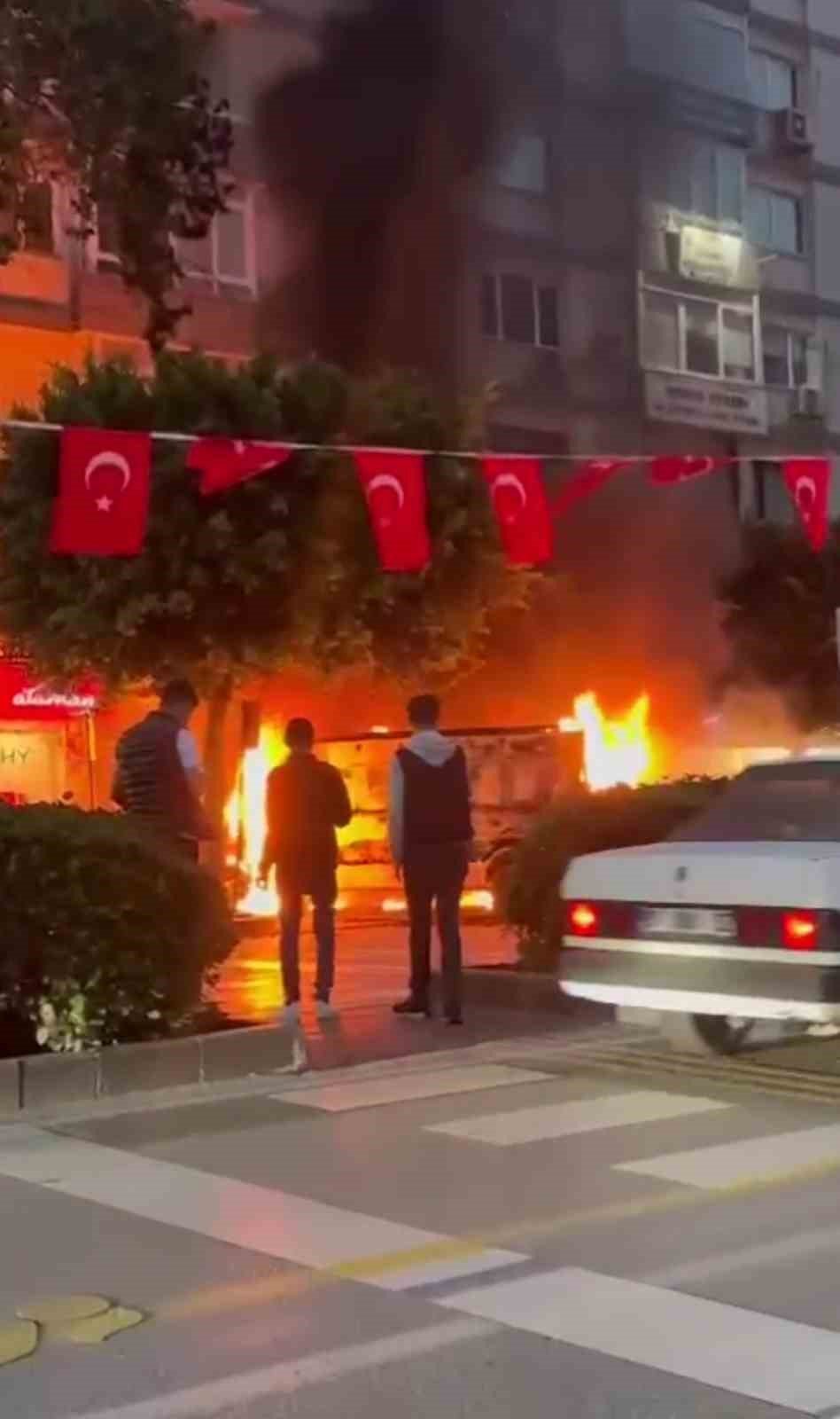 Park halindeki minibüs ve hafif ticari araç alev alev yandı