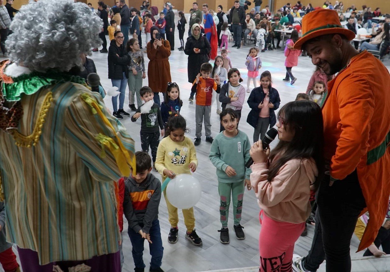 Çocuklar geleneksel Ramazan şenliğinde eğlendi