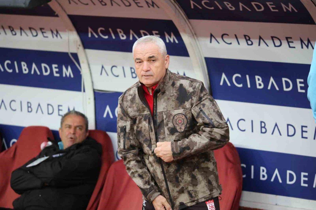 Sivassporlu futbolcular maça polis kıyafetiyle çıktı