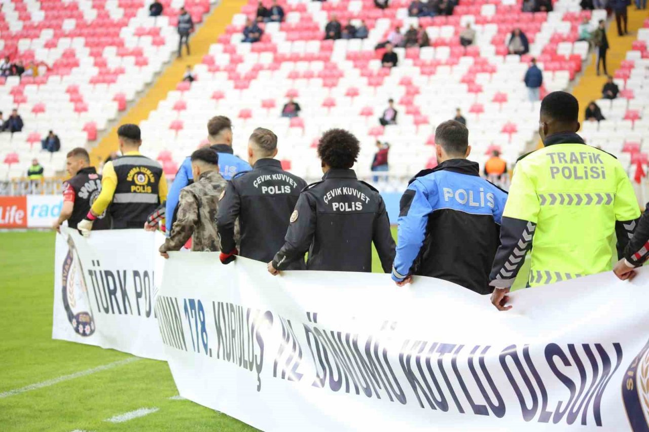 Sivassporlu futbolcular maça polis kıyafetiyle çıktı