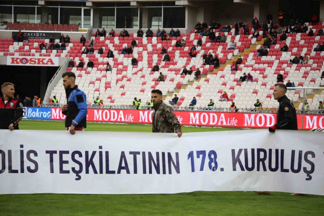 Sivassporlu futbolcular maça polis kıyafetiyle çıktı