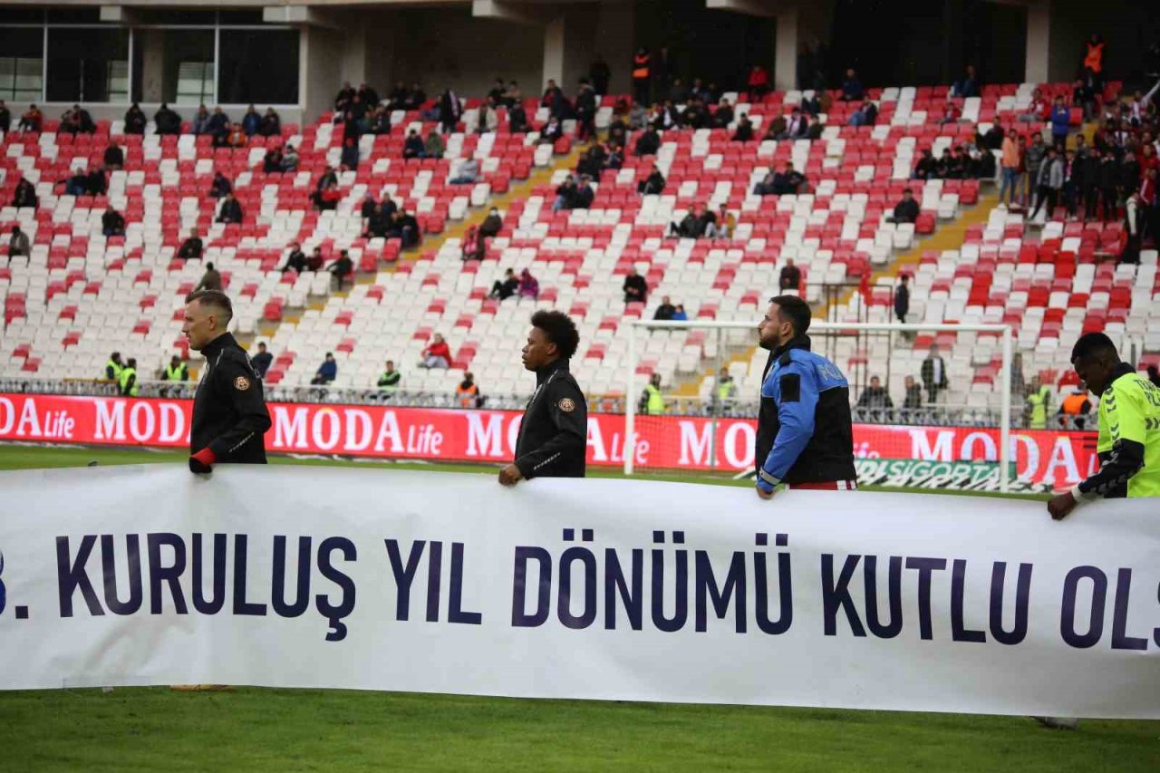 Sivassporlu futbolcular maça polis kıyafetiyle çıktı