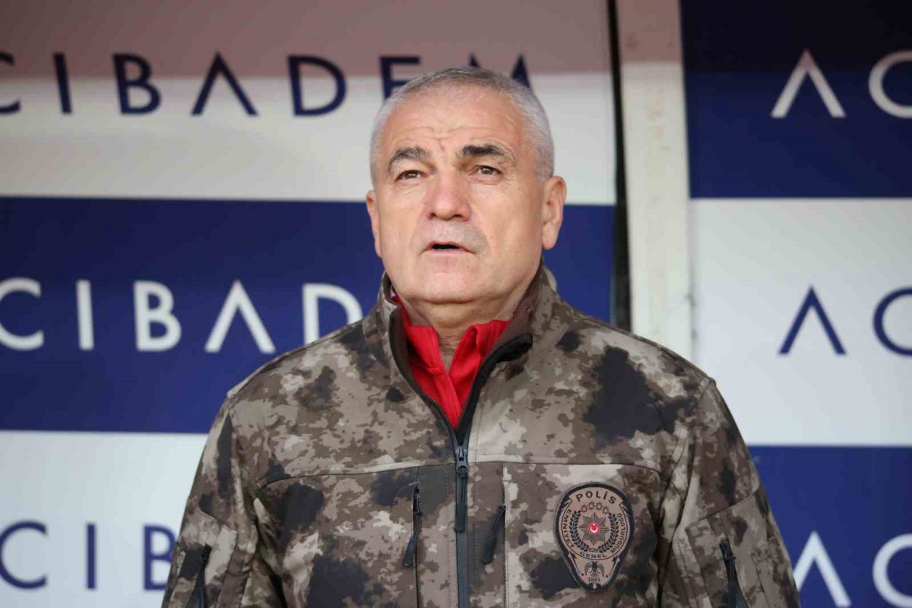 Sivassporlu futbolcular maça polis kıyafetiyle çıktı