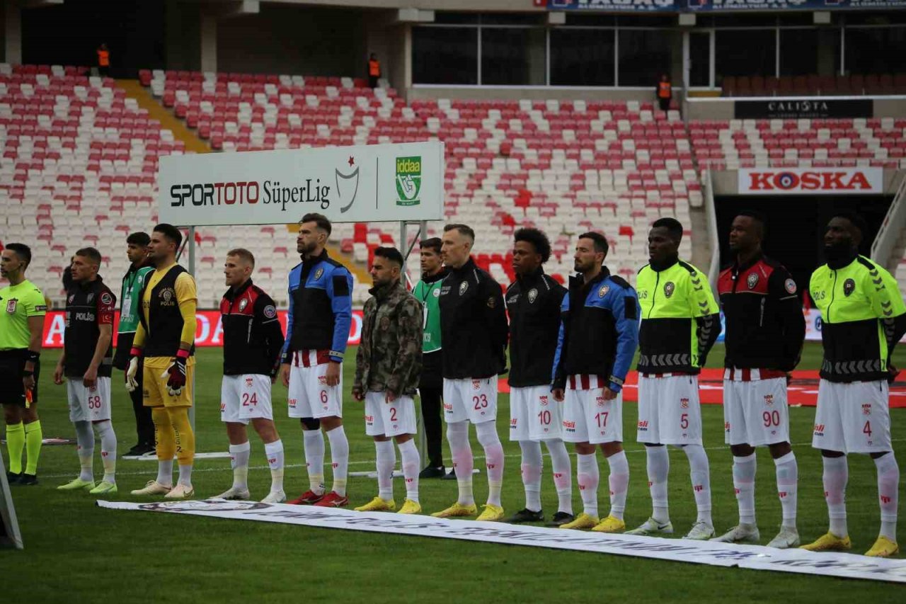 Sivassporlu futbolcular maça polis kıyafetiyle çıktı