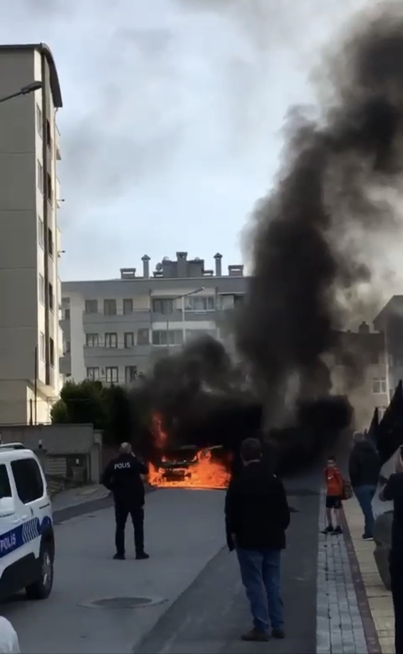 Hafif ticari araç alev alev yandı