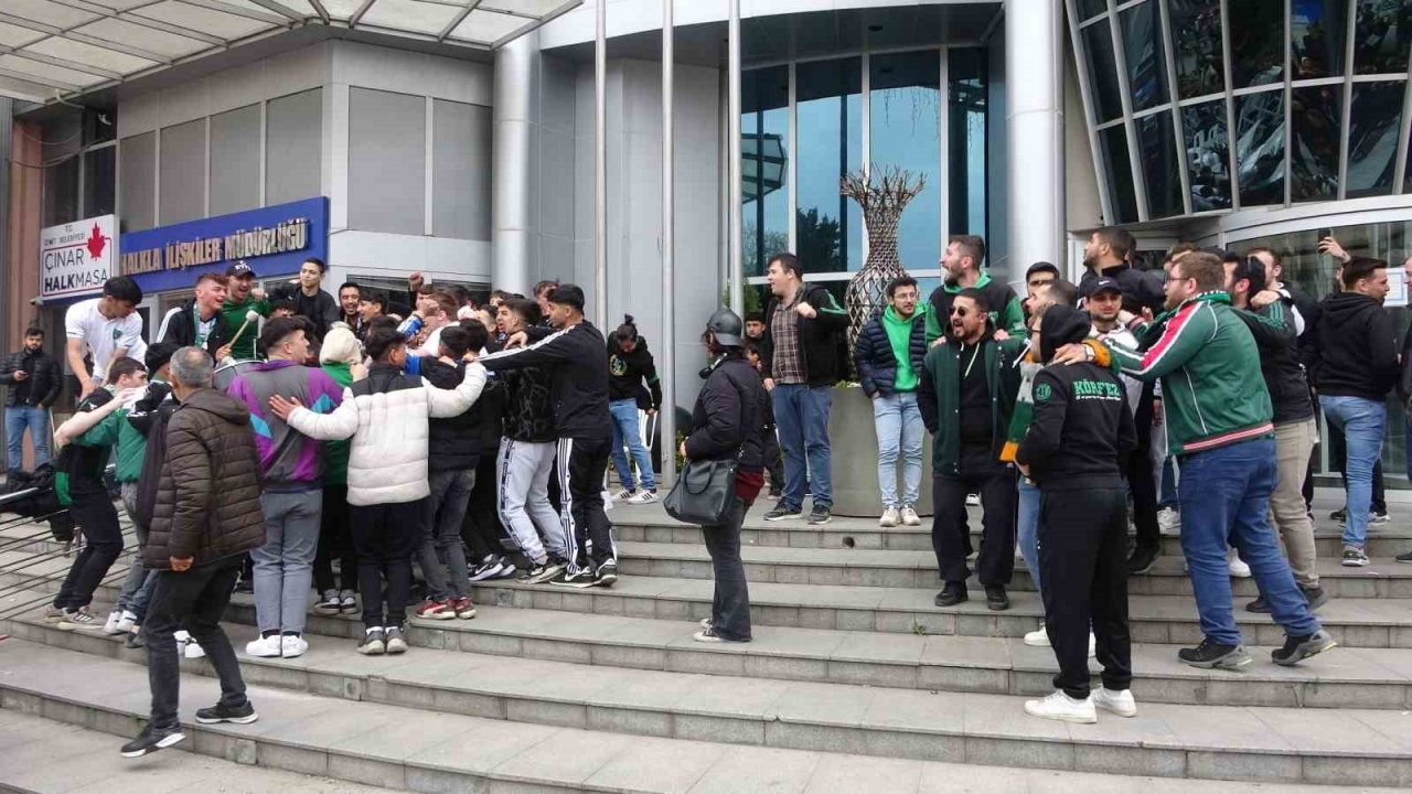 Taraftar yasağında kent merkezini stadyuma çevirdiler