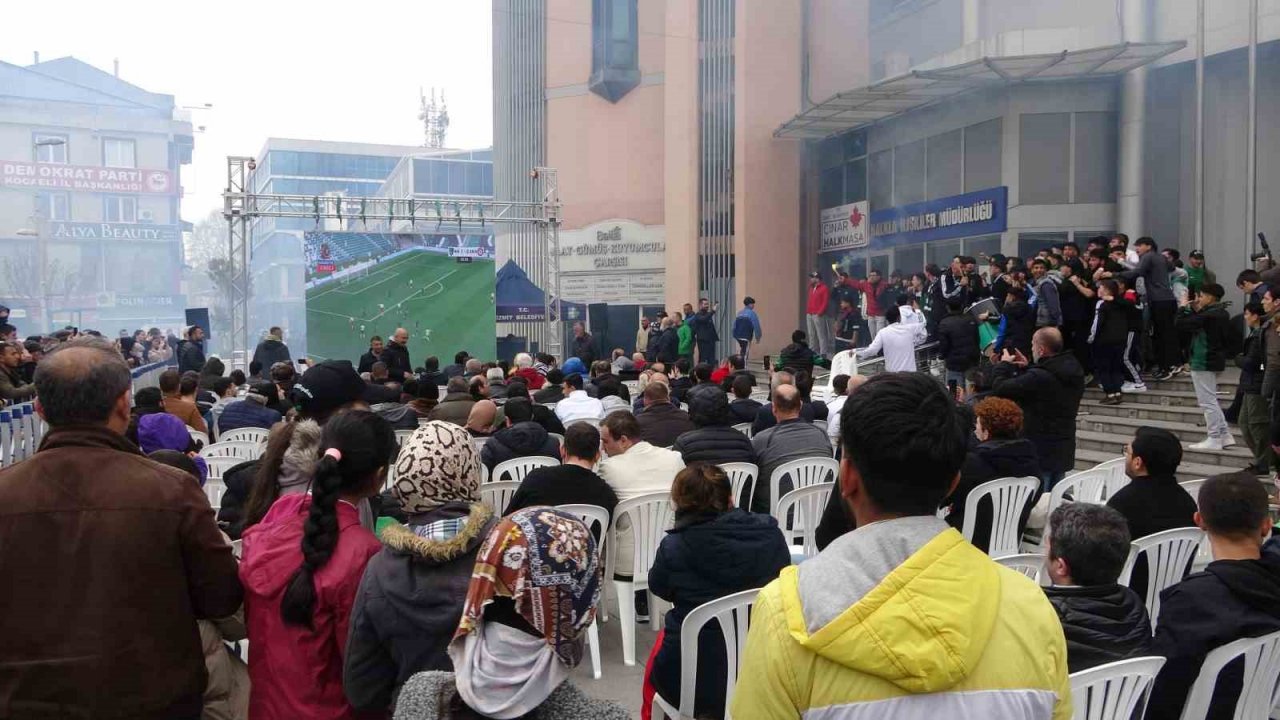 Taraftar yasağında kent merkezini stadyuma çevirdiler