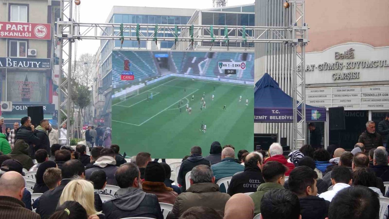 Taraftar yasağında kent merkezini stadyuma çevirdiler