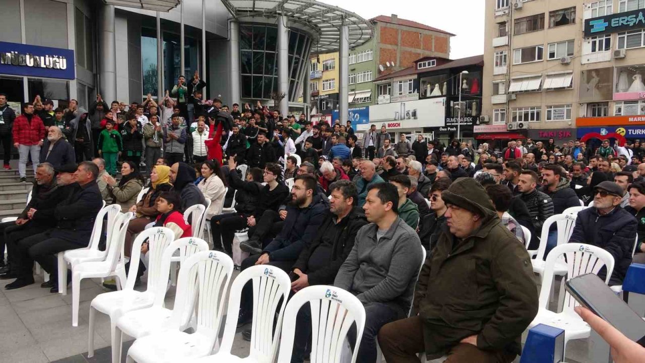 Taraftar yasağında kent merkezini stadyuma çevirdiler