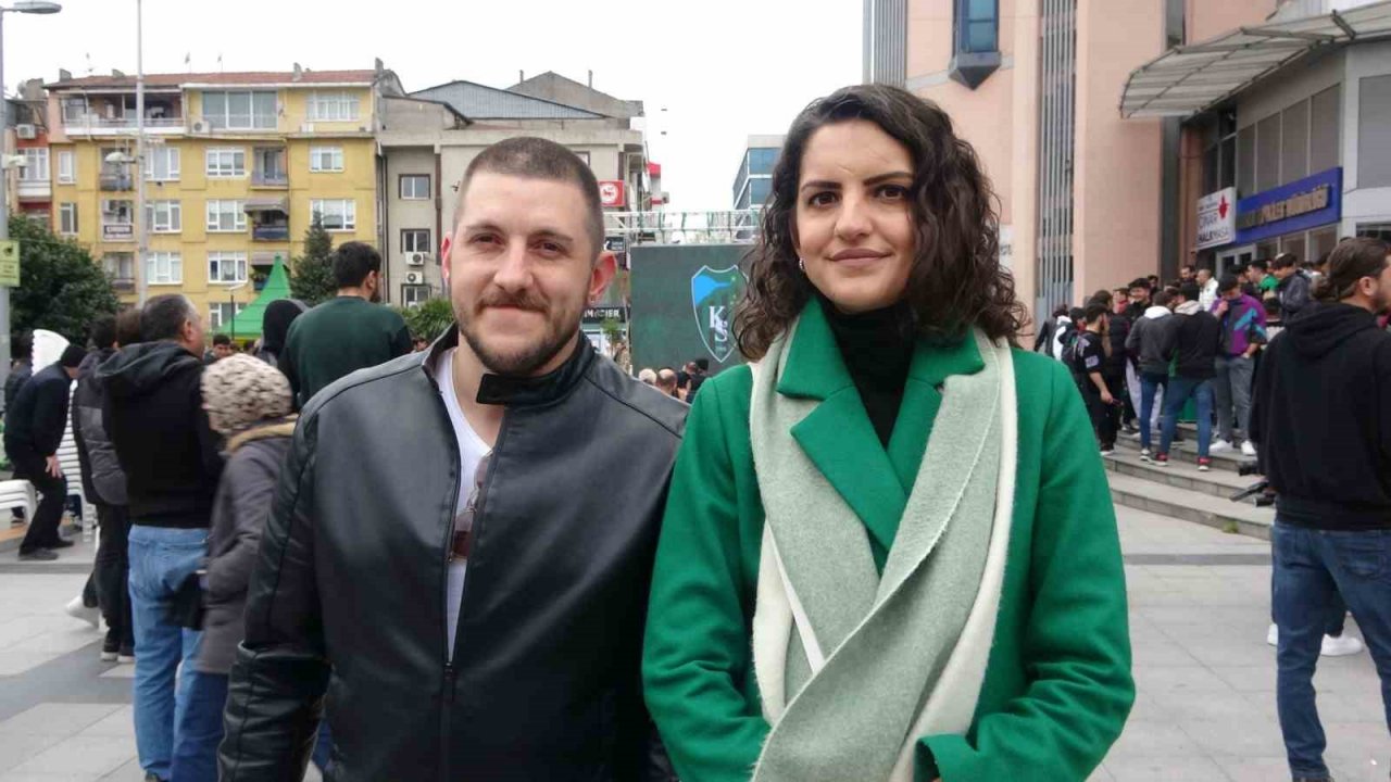 Taraftar yasağında kent merkezini stadyuma çevirdiler