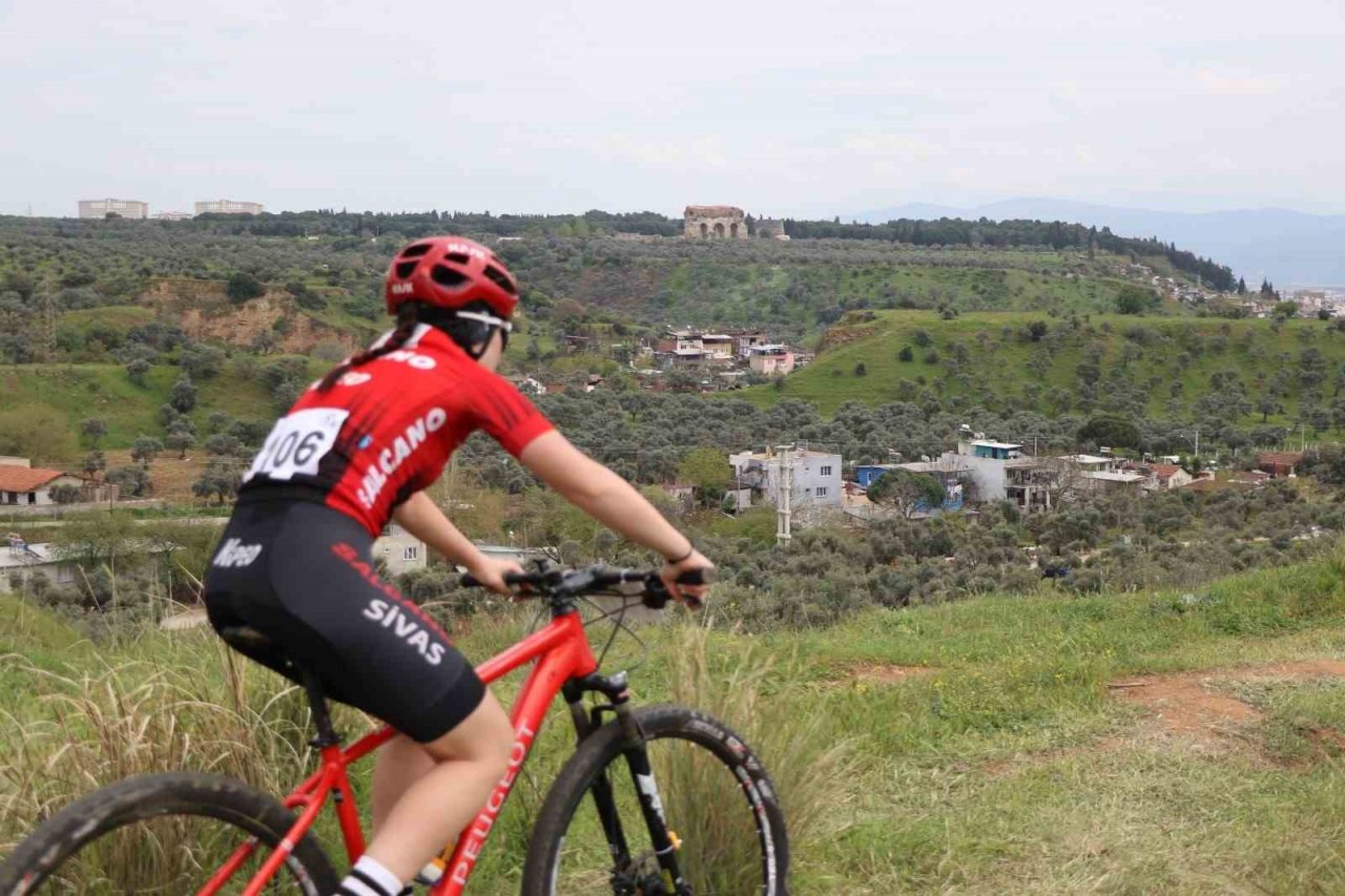 Pedallar şampiyonluk için Tralleis Antik Kenti’nde atıldı