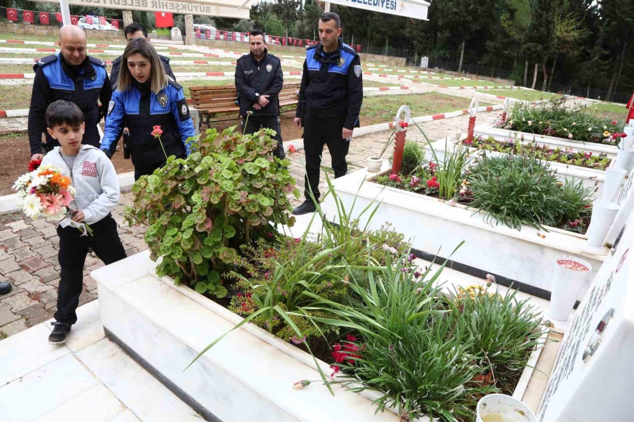 Şehit babasının mezarında dua etti, mezar taşındaki fotoğrafını okşadı