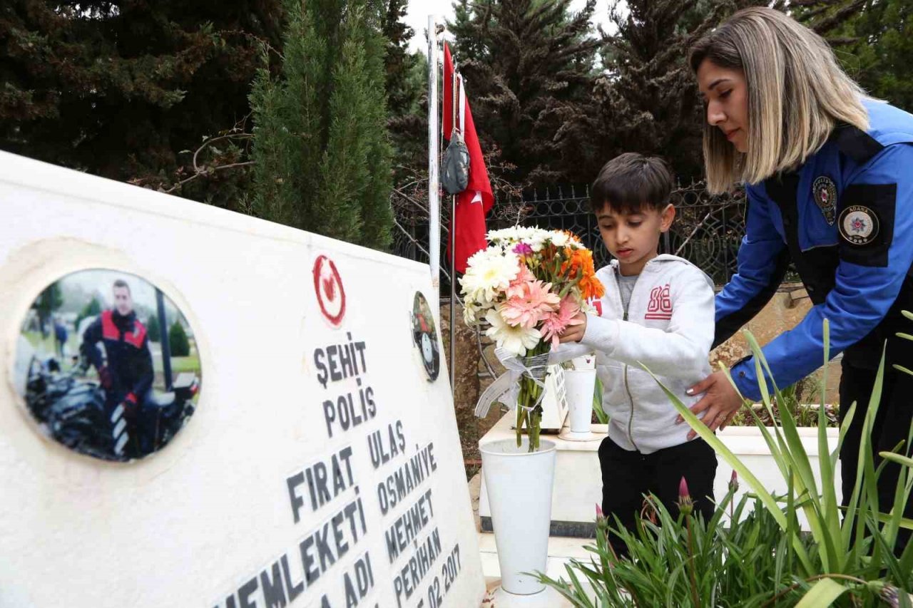 Şehit babasının mezarında dua etti, mezar taşındaki fotoğrafını okşadı