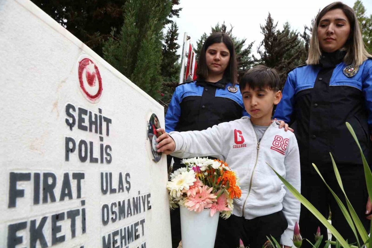 Şehit babasının mezarında dua etti, mezar taşındaki fotoğrafını okşadı