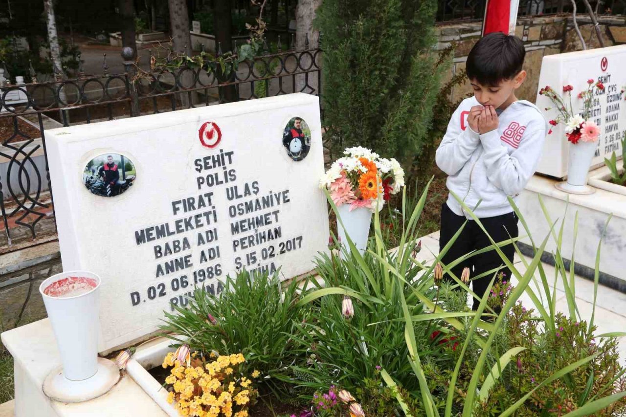 Şehit babasının mezarında dua etti, mezar taşındaki fotoğrafını okşadı