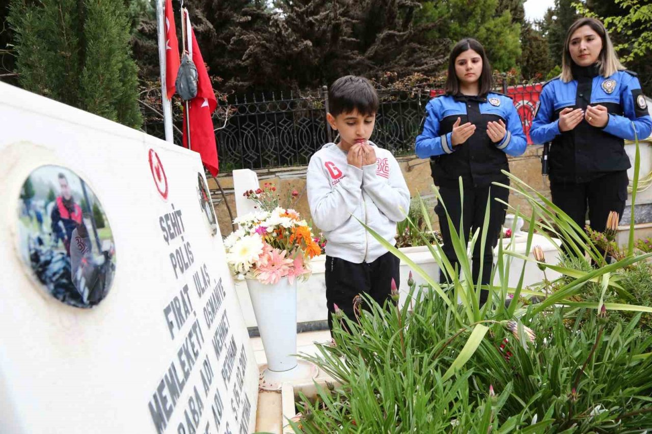 Şehit babasının mezarında dua etti, mezar taşındaki fotoğrafını okşadı