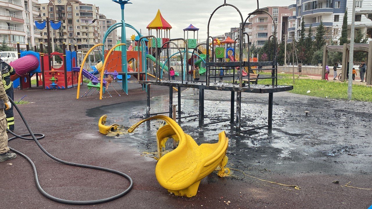 Çocuk oyun alanında korkutan yangın