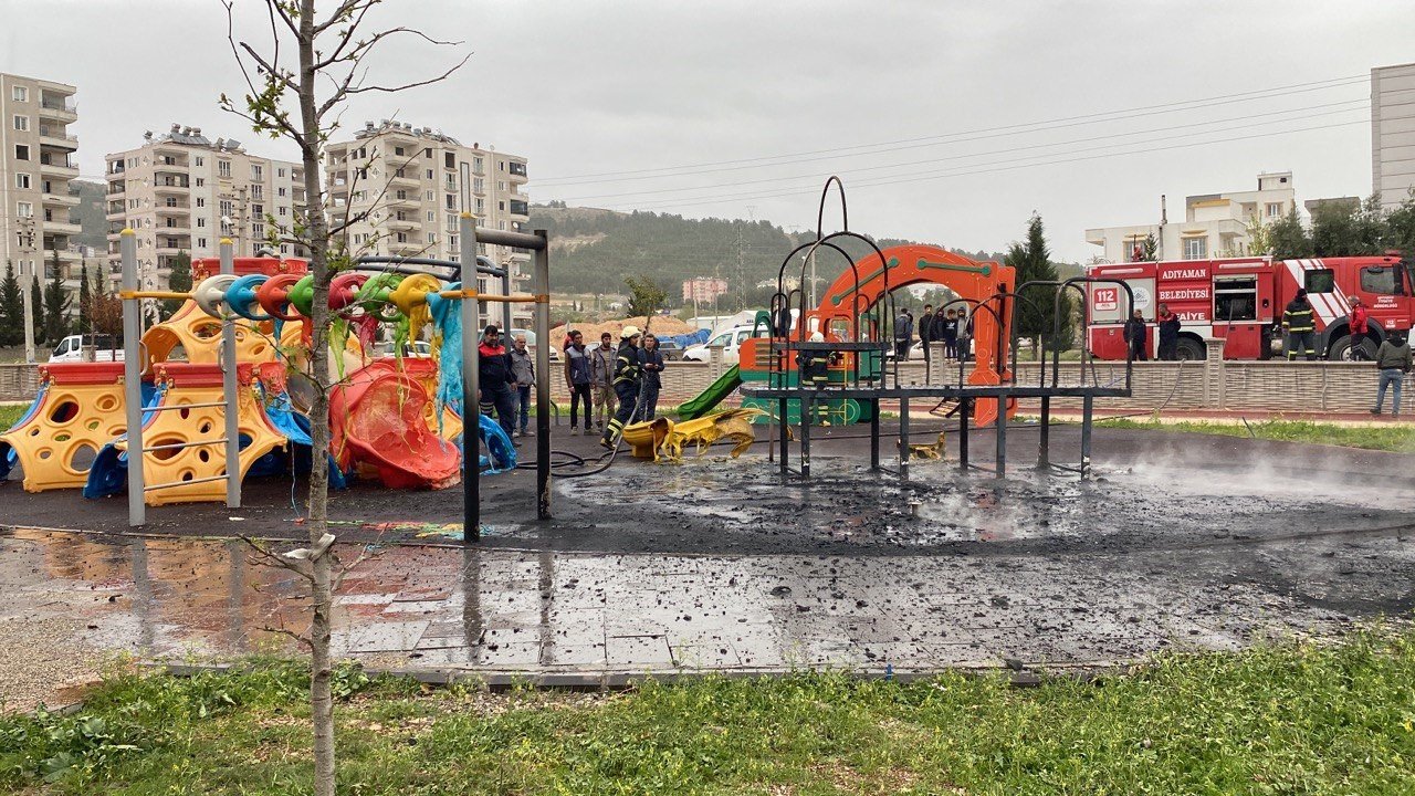 Çocuk oyun alanında korkutan yangın